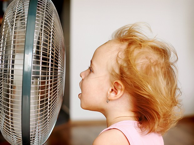 Ventilador não deve ficar voltado diretamente para criança, diz pediatra (Foto: Fotolia)