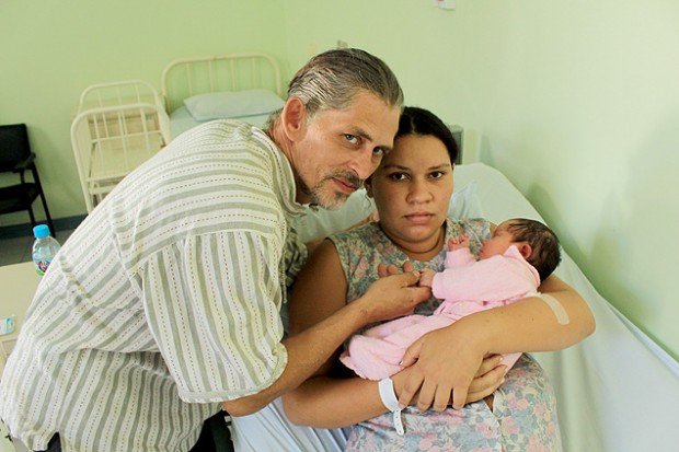 Adelir com o marido e a filha ainda no hospital (Foto: Erika Carolina - 03.abr.2014/Folhapress)