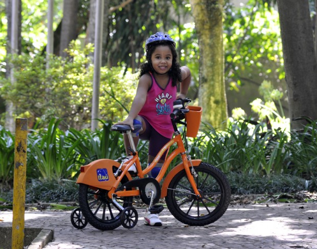 Beatriz Vieira Lacerda na mini bike (Divulgação)