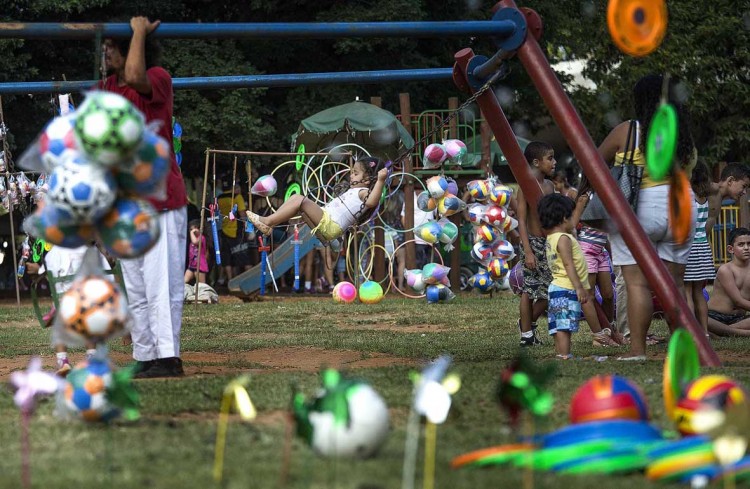 Crianças brincam no Ibirapuera (Foto: Marlene Bergamo/Folhapress)