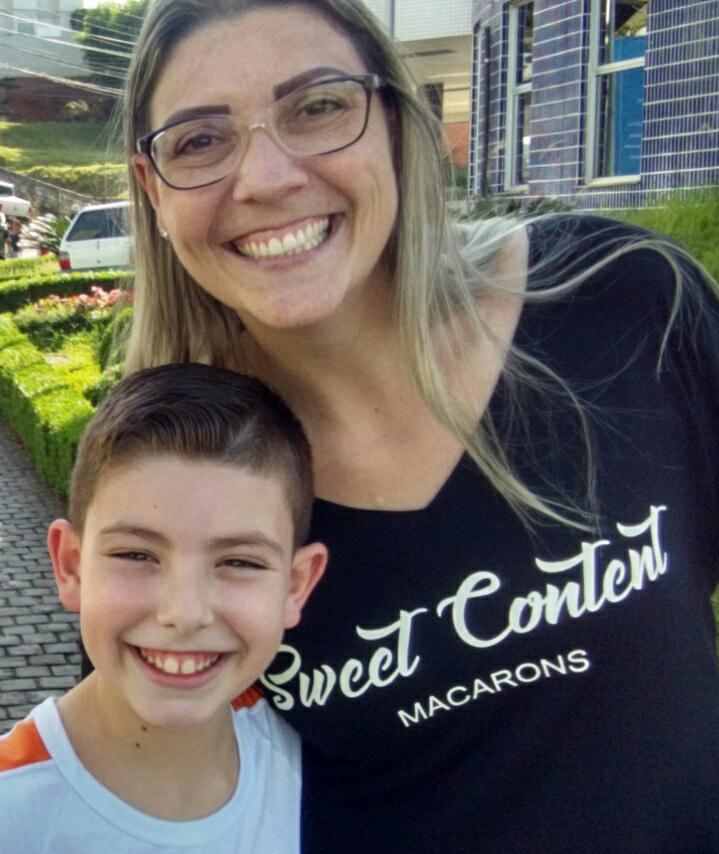 Janaína e o filho Enrico estão sorrindo, abraçados